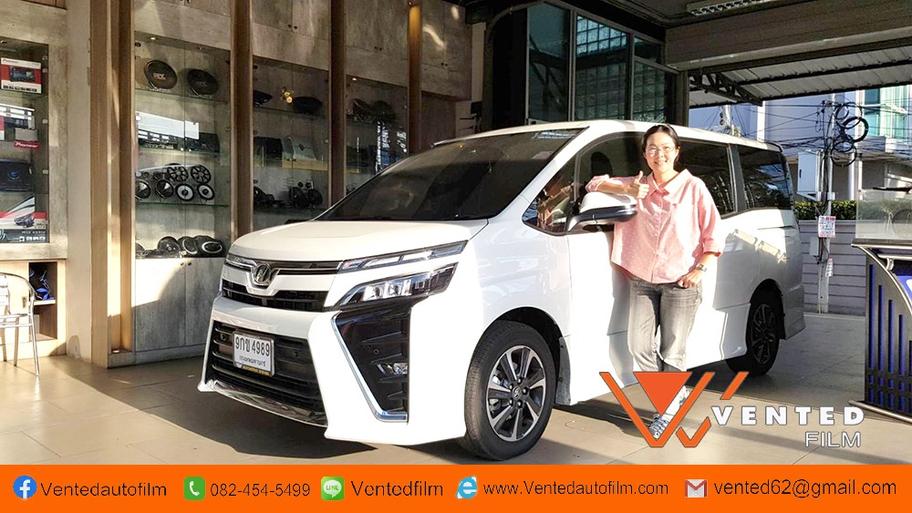 TOYOTA VOXY 01